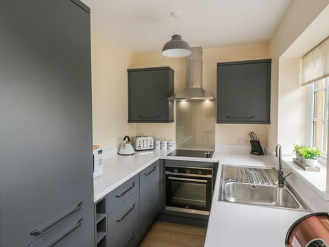 Cottage | Private kitchen | Dishwasher, electric kettle, toaster, highchair