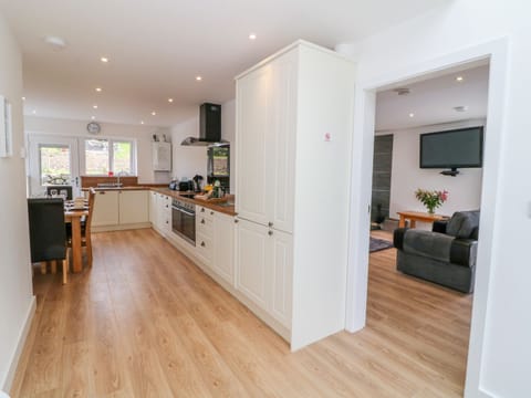 Cottage | Private kitchen | Microwave, stovetop, dishwasher, electric kettle