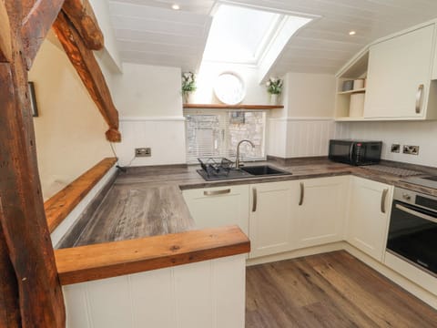 Cottage | Private kitchen | Dishwasher, cookware/dishes/utensils
