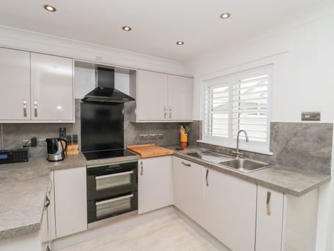 Cottage | Private kitchen | Fridge, microwave, stovetop, dishwasher