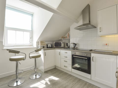 Cottage | Private kitchen | Microwave, dishwasher, electric kettle, toaster