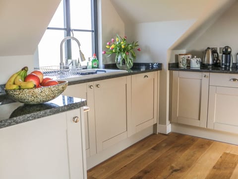 Cottage | Private kitchen | Electric kettle, toaster, highchair, cookware/dishes/utensils