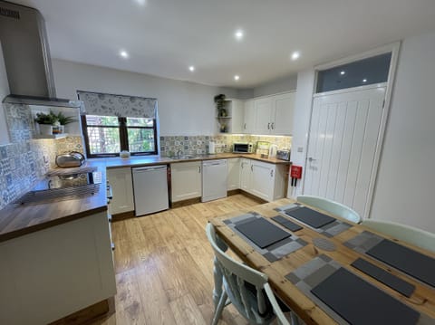 Cottage | Private kitchen | Microwave, stovetop, dishwasher, electric kettle