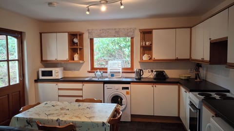 Cottage | Private kitchen | Cookware/dishes/utensils