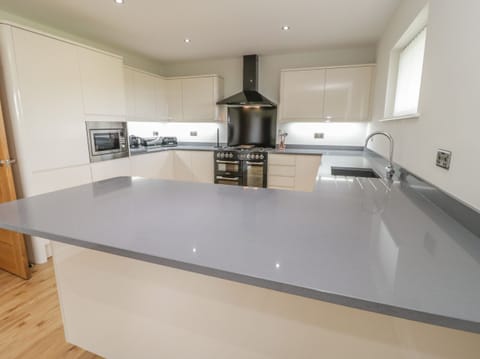 Cottage | Private kitchen | Microwave, stovetop, dishwasher, electric kettle
