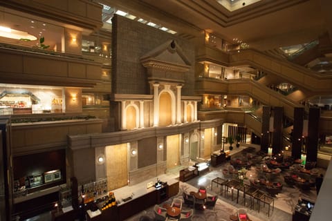 2 bars/lounges