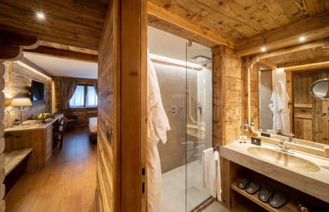 Executive Double or Twin Room, Private Pool, Mountain View | Premium bedding, down comforters, memory foam beds, minibar