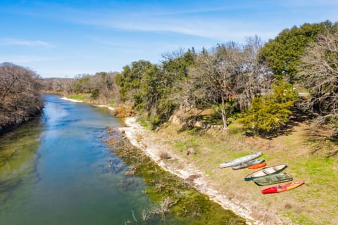 Lazy River Cottage on the Middle Bosque River - kayaks and boats available.   Cottage in Rio Grande