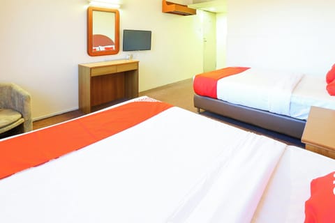 Family Suite | Desk, laptop workspace, WiFi (free), bed sheets