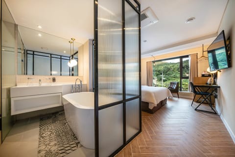 Deluxe Room | Desk, laptop workspace, blackout drapes, free WiFi