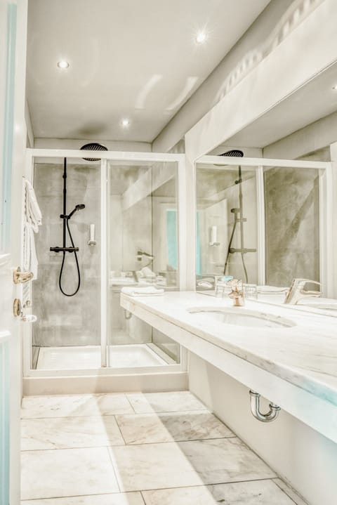 Family Room, Park View | Bathroom | Hair dryer, bathrobes, towels