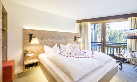 Hypo-allergenic bedding, minibar, in-room safe, individually decorated