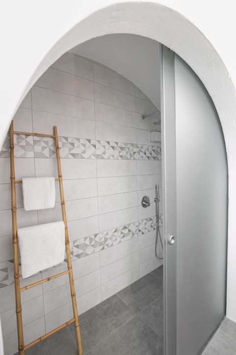 Deluxe Double room with Caldera View | Bathroom | Shower, eco-friendly toiletries, hair dryer, towels