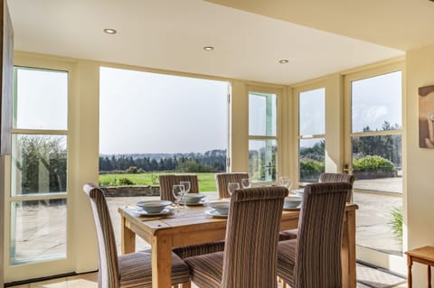 Cottage | Private kitchen | Dishwasher, cookware/dishes/utensils