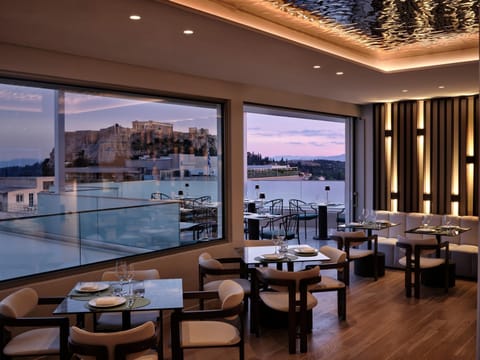 2 restaurants; breakfast, lunch, dinner, and brunch served