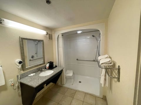 Combined shower/tub, hair dryer, towels
