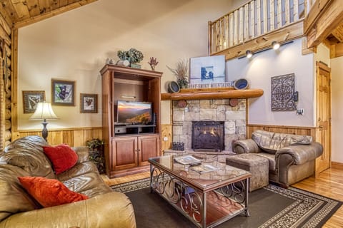 Pigeon Forge Cabin "Another Day Inn Bearadise" - Living room with seasonal gas fireplace