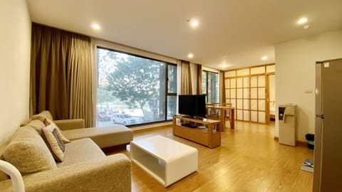 Deluxe Apartment | Desk, laptop workspace, blackout drapes, soundproofing