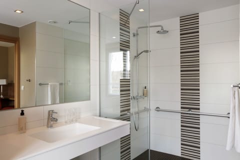 Comfort Room, 1 Queen Bed | Bathroom | Hair dryer, towels