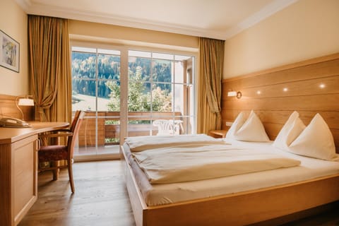 Basic Single Room, Balcony, Mountain View | Hypo-allergenic bedding, down comforters, pillowtop beds, in-room safe