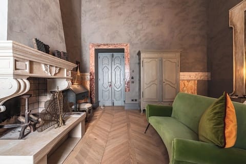 Deluxe Suite | Minibar, in-room safe, individually decorated, individually furnished