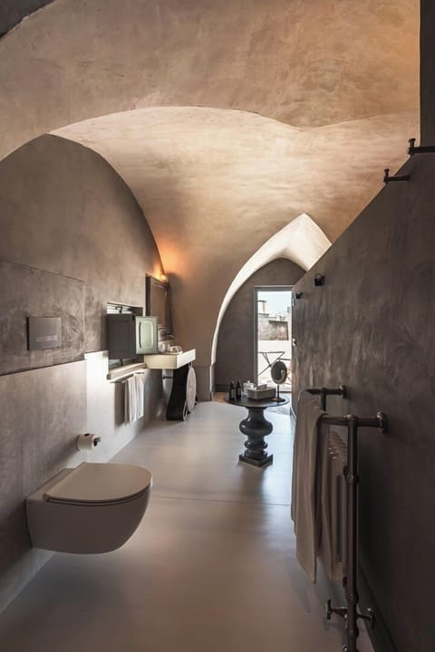 Deluxe Suite | Bathroom | Free toiletries, hair dryer, bathrobes, slippers