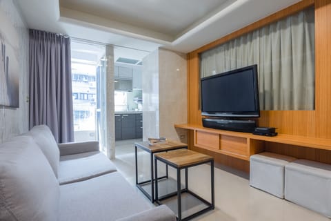 Cozy Living Room: 
• Flat Screen TV 
• Speaker 
• Natural Lighting
