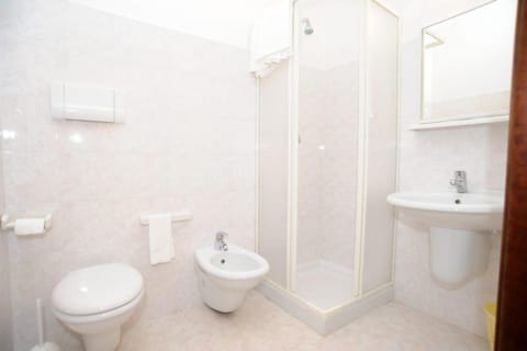 Shower, rainfall showerhead, free toiletries, hair dryer