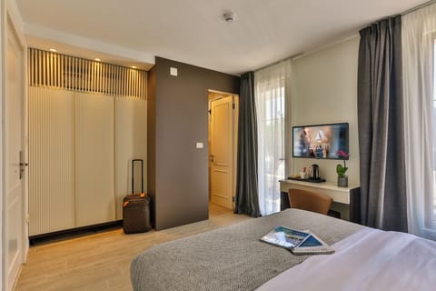 Economy Double Room | Minibar, in-room safe, desk, blackout drapes