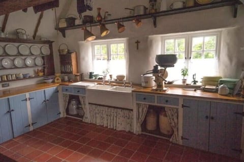 Coffee/tea maker, electric kettle, toaster, highchair