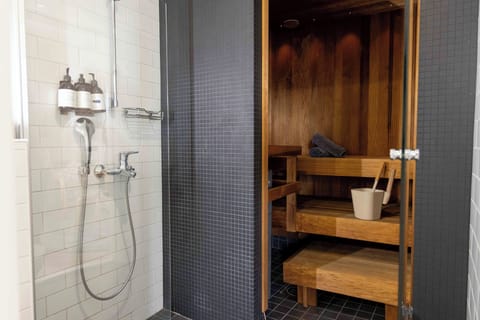 Junior Suite, 1 King Bed with Sofa bed, Sauna, City View | Bathroom | Shower, designer toiletries, hair dryer, bidet