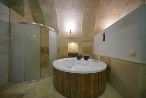 Honeymoon Suite, 1 King Bed, Accessible, Vineyard View | Bathroom | Hair dryer, slippers, soap, shampoo
