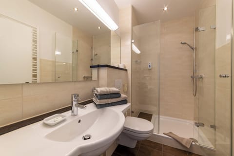 Comfort Doppelzimmer | Bathroom | Free toiletries, hair dryer, bathrobes, slippers