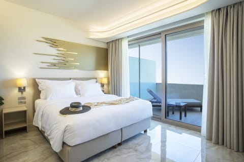 Signature Suite (Athens View) | Pillowtop beds, minibar, in-room safe, desk