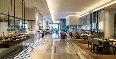 2 restaurants; breakfast, lunch, dinner, and brunch served