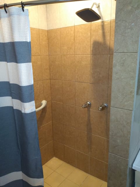 Standard Double Room | Bathroom shower
