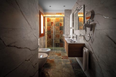 Doppia Superior (Julien) | Bathroom | Shower, rainfall showerhead, free toiletries, hair dryer