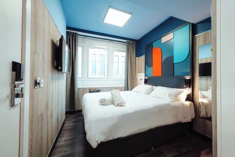 Private Ensuite Double Room | Blackout drapes, free WiFi, bed sheets