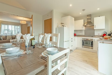 The Seahouse, Portreath, Ground Floor: Enjoy a home cooked meal on holiday