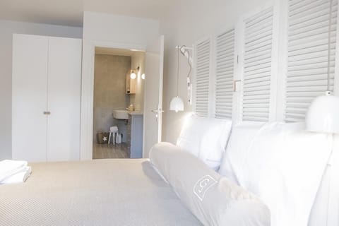 Deluxe Double Room | Desk, iron/ironing board, free WiFi, bed sheets