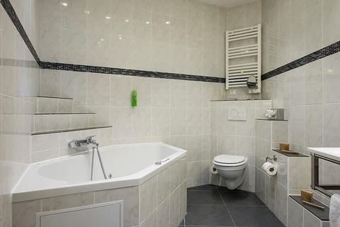 Junior Suite, Bathtub | Jetted tub