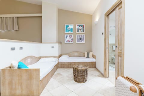 Junior Suite | Minibar, in-room safe, desk, laptop workspace