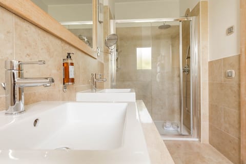 Superior Double Room | Bathroom | Shower, rainfall showerhead, free toiletries, hair dryer