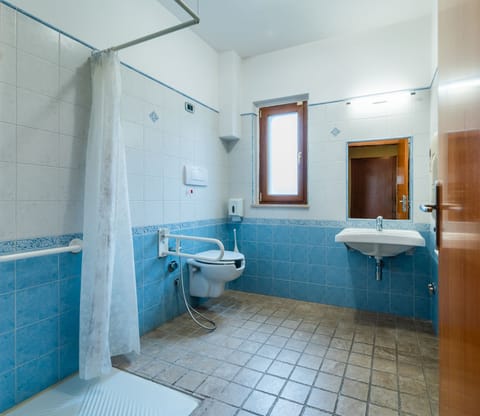 Standard Quadruple Room | Bathroom | Free toiletries, hair dryer, bidet, towels