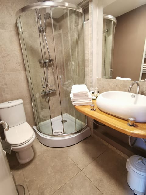 Comfort Double Room | In-room safe, iron/ironing board, free WiFi