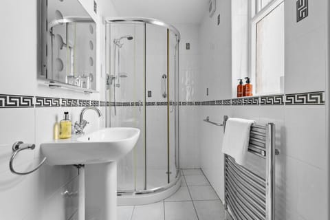 Standard Double Room | Bathroom | Hair dryer, towels