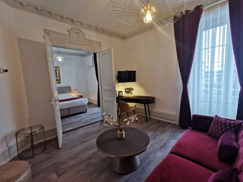 Golden Suite (4) | Living area | 90-inch Smart TV with satellite channels, TV, Netflix