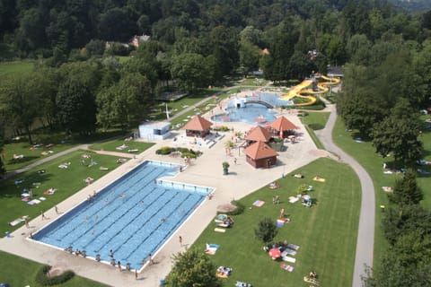 Exercise/lap pool
