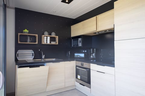 Chalet Prestige T3 (5 Pax) | Private kitchen | Full-size fridge, microwave, oven, stovetop