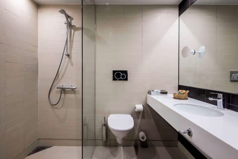Superior Twin Room (Plus) | Bathroom | Hair dryer, towels, soap, shampoo